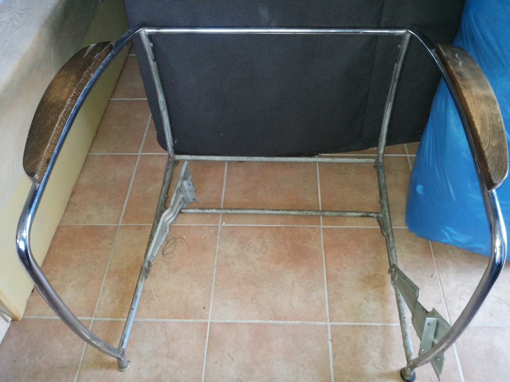 Kovová konštrukcia funkcionalistického kresla