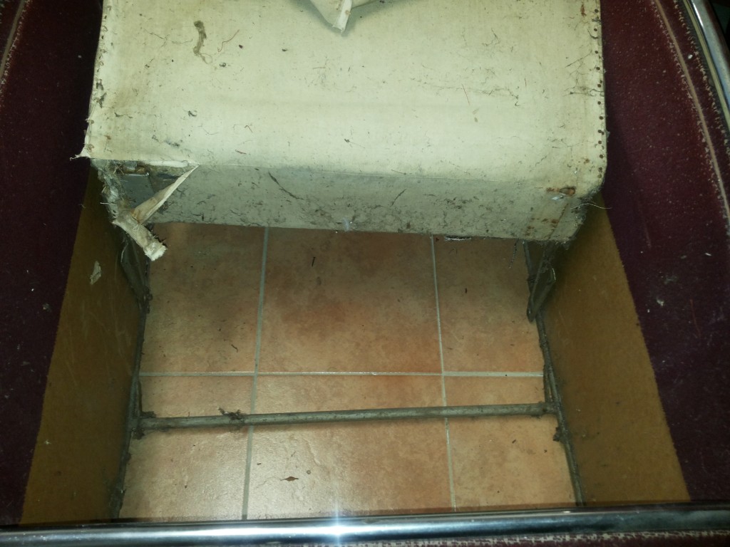 Poškodený mechanizmus funkcionalistického kresla